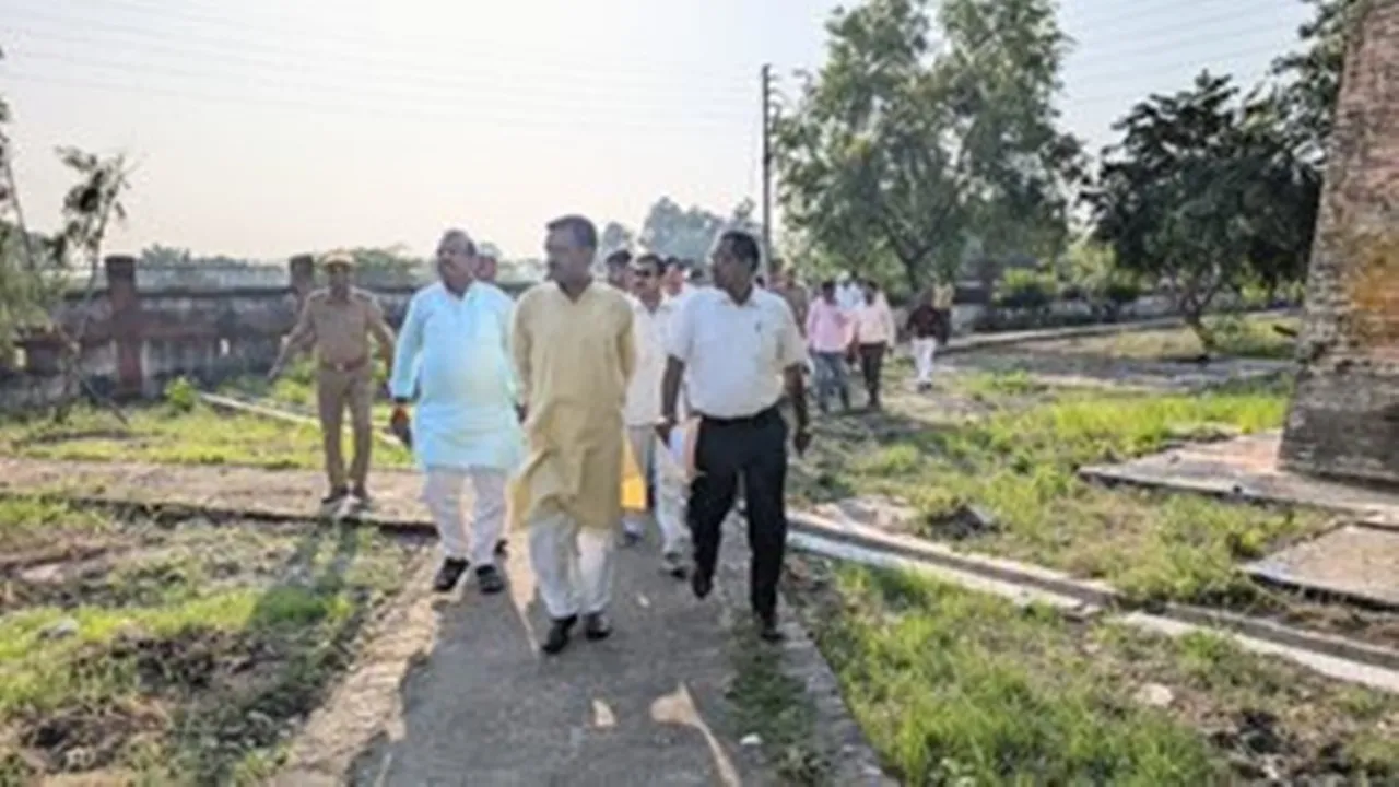 प्रतापगढ़ : मंत्री असीम अरुण ने किया सर्वोदय विद्यालय का निरीक्षण, भोजन की गुणवत्ता ठीक पायी गई