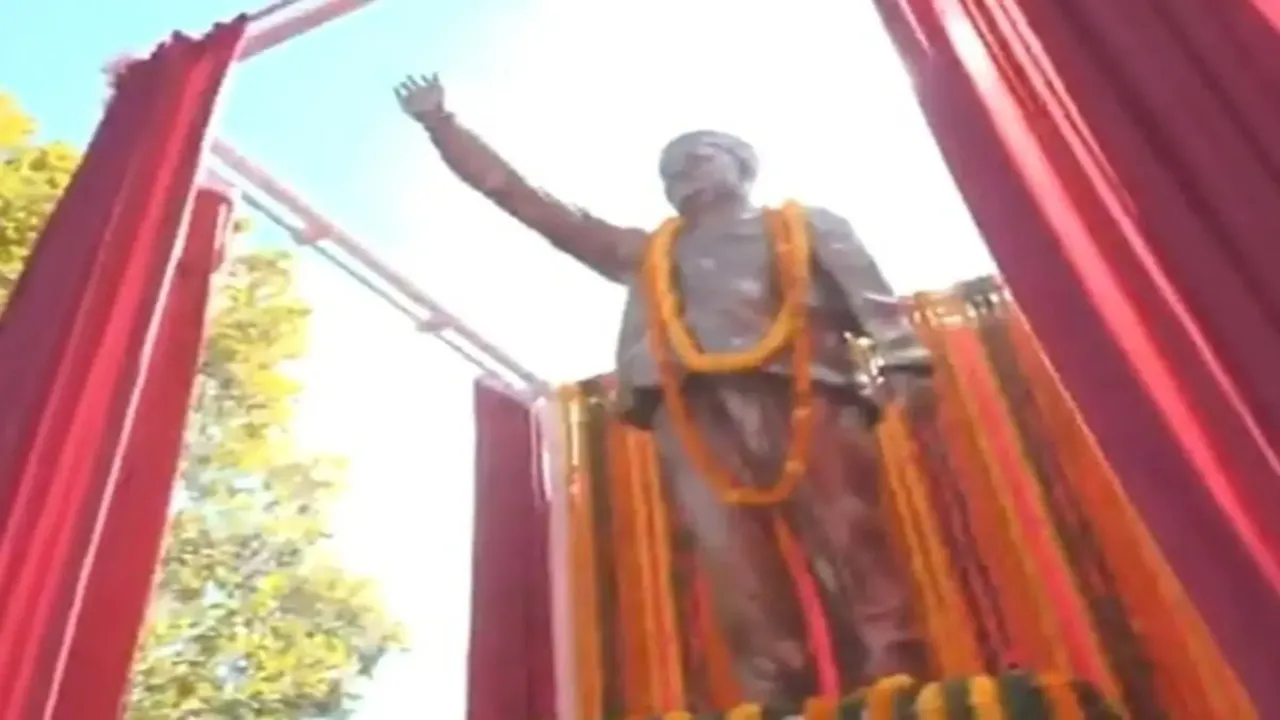हिमाचल प्रदेश : सोनिया गांधी ने पूर्व मुख्यमंत्री वीरभद्र सिंह की प्रतिमा का किया अनावरण, अर्पित की पुष्पांजलि 
