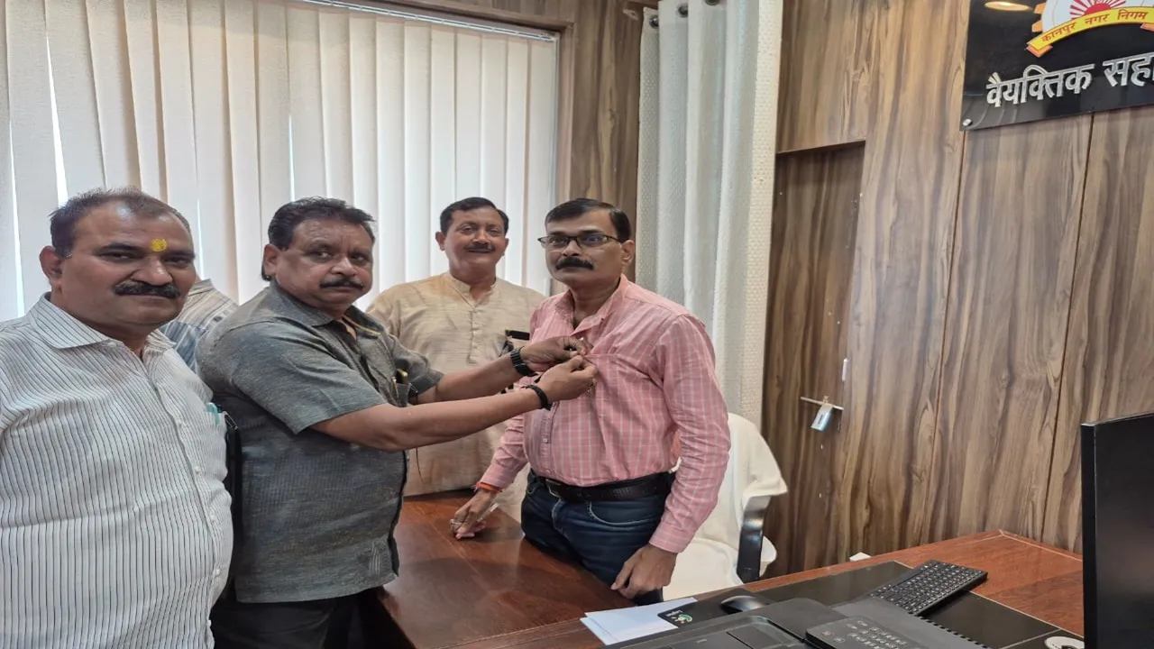 कानपुर में निकाय कर्मचारियों ने 13 सूत्रीय मांगों को लेकर काली पट्टी बांधकर किया काम