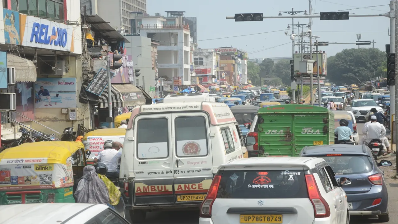 कानपुर : दीपावली पर बाजारों में उमड़ी भीड़, यातायात व्यवस्था धड़ाम, जाम में फंसे कई एंबुलेंस