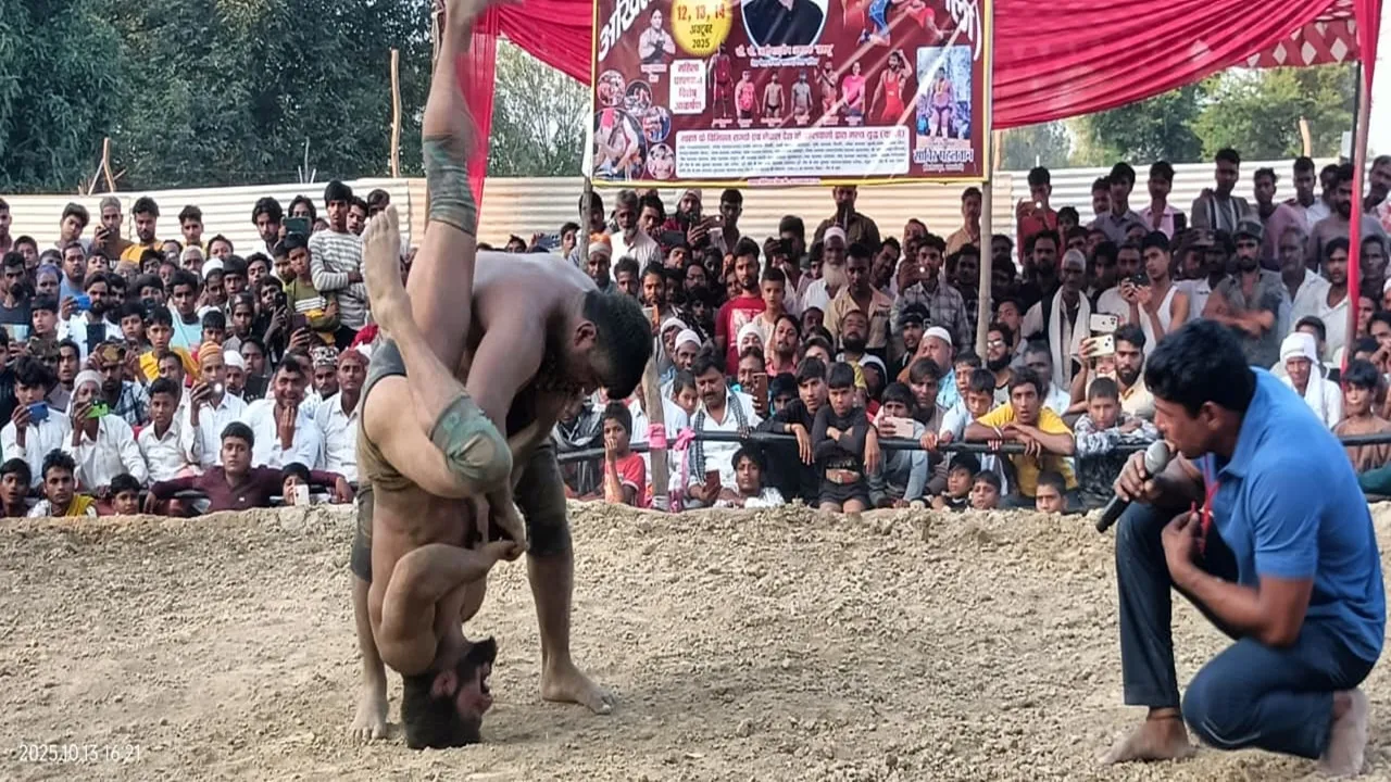 बाराबंकी देवा मेला : दंगल में पहलवानों की जोरआजमाइश, दर्शकों ने उठाया दांवपेचों का लुत्फ