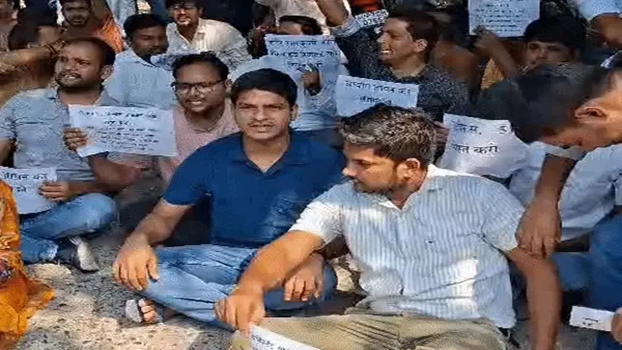 प्रयागराज : सहायक प्रोफेसर भर्ती परीक्षा के अभ्यर्थियों ने किया प्रदर्शन, रद्द करने की मांग  
