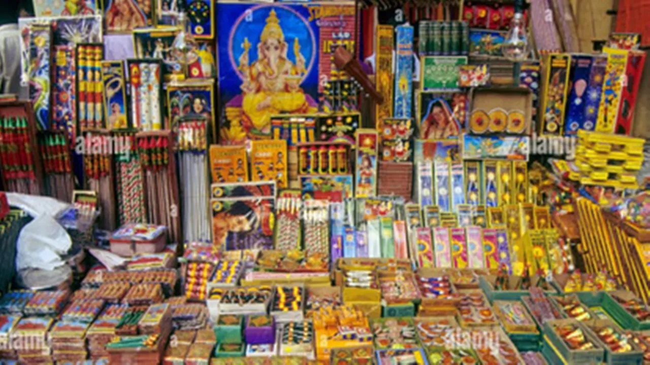 लखनऊ पुलिस ने 56 स्थलों पर आतिशबाज़ी बिक्री के लिए जारी किए लाइसेंस 