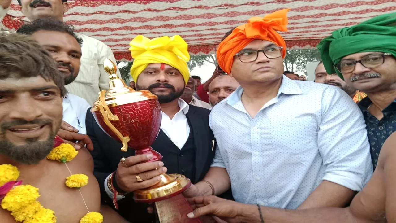 बाराबंकी : मौसम अली बने देवा मेला दंगल 2025 के चैंपियन, राजस्थान के पहलवान ने दिखाया दम