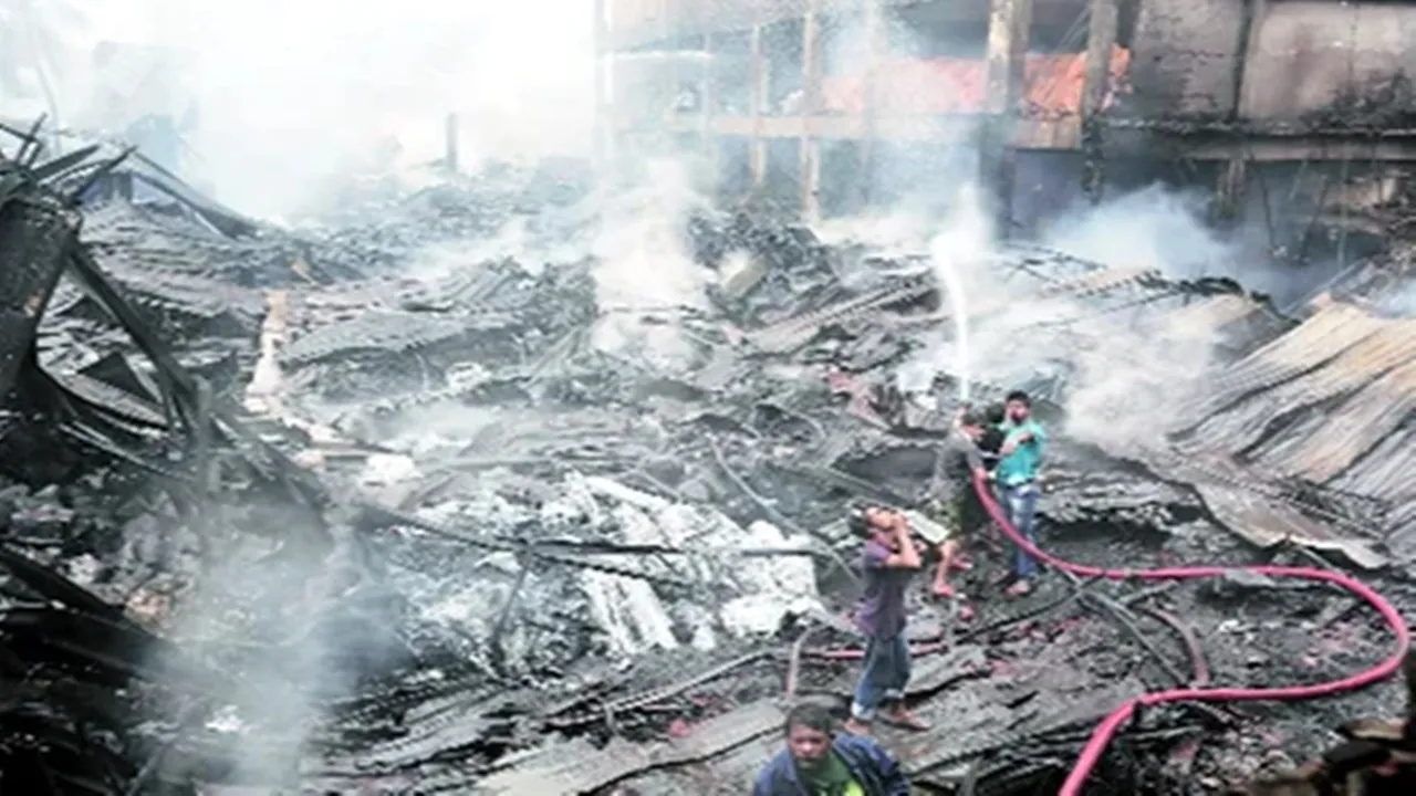 बांग्लादेश में बड़ा हादसा : रसायन के गोदाम और कपड़ा कारखाने में आग लगने से 16 लोगों की मौत, कई घायल