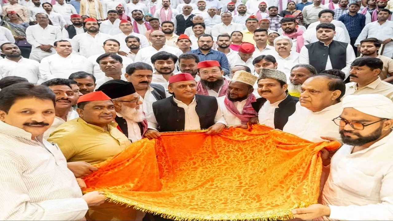 अखिलेश यादव ने भेजी अकीदत की चादर, देवा शरीफ उर्स में की अमन-चैन की दुआ