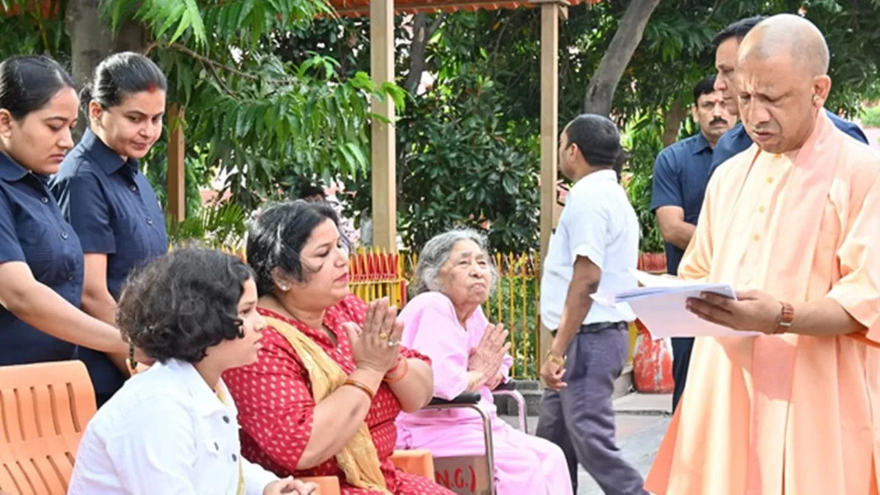 नागरिकों के जीवन में खुशहाली लाना सरकार का संकल्प : अधिकारियों से बोले सीएम योगी 