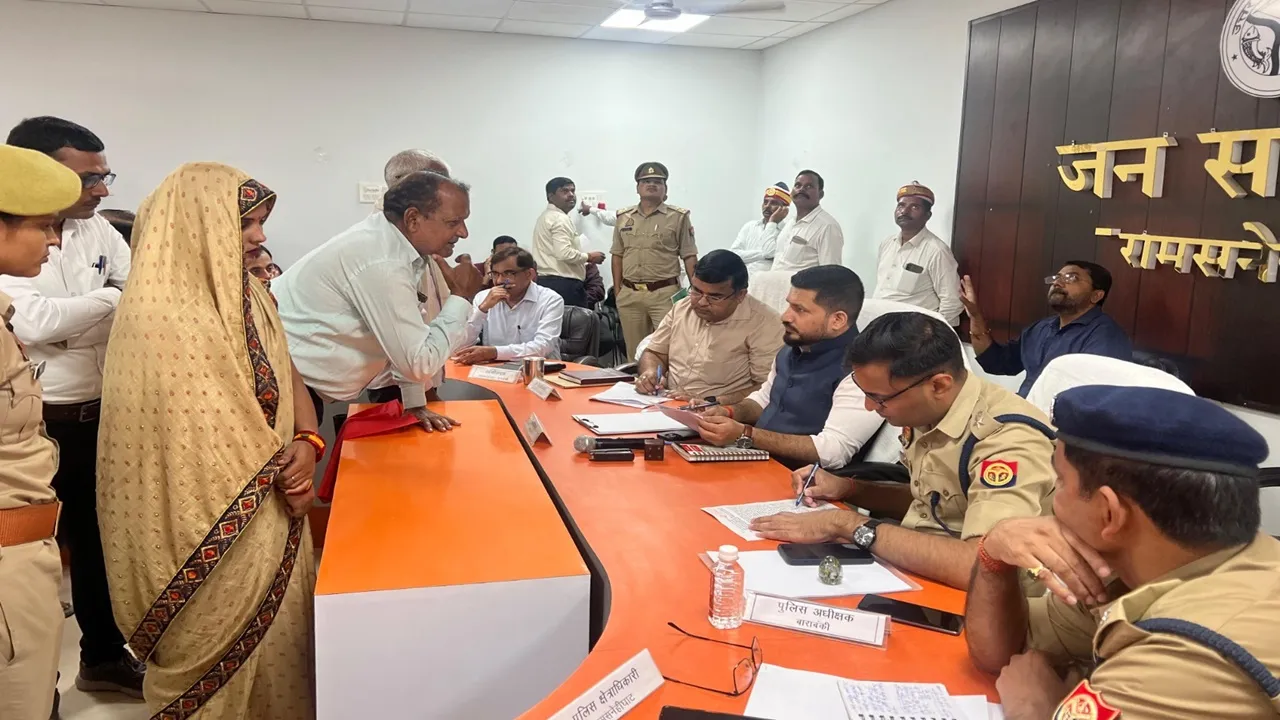 बाराबंकी : समाधान दिवस में 56 शिकायतों का हुआ निस्तारण, बोले डीएम- योजनाओ का लाभ पात्रों तक पहुंचाएं अधिकारी 