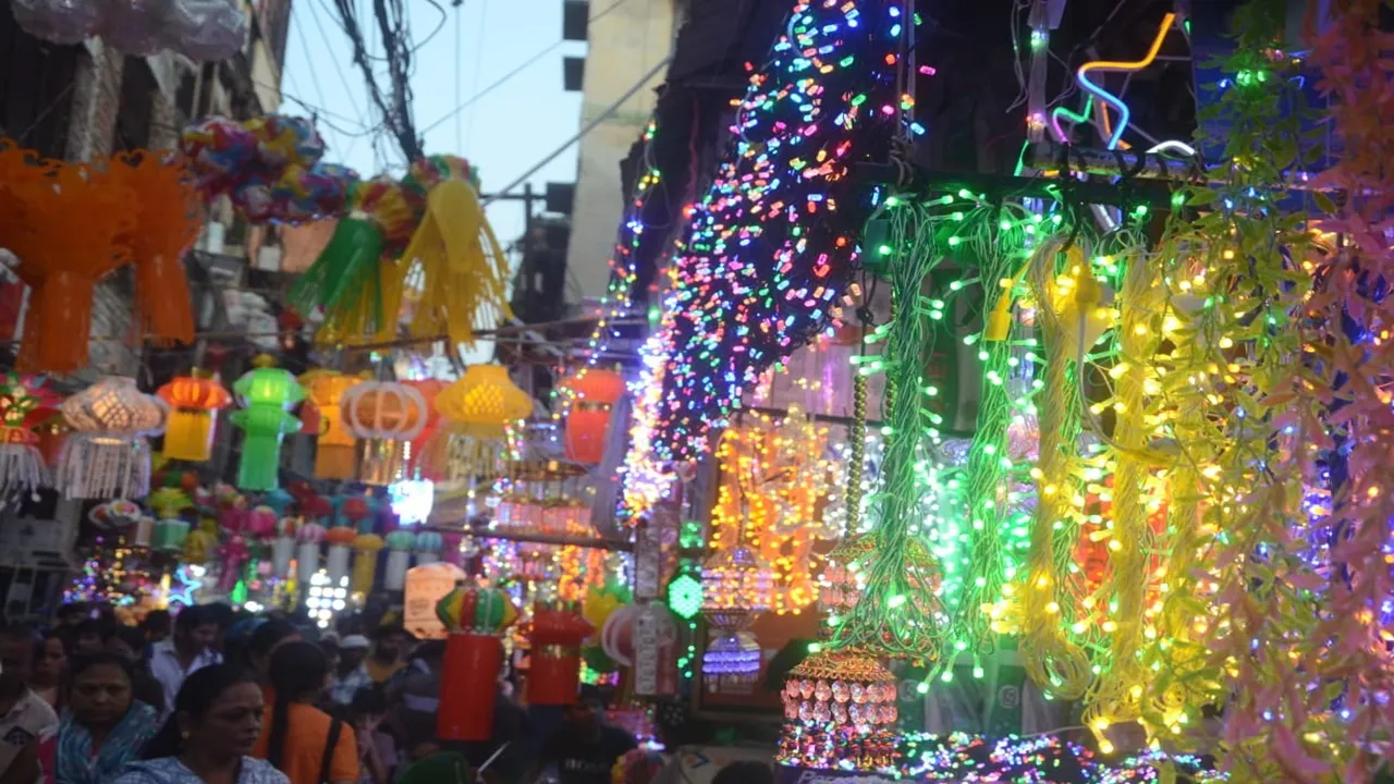 कानपुर : दीपावली पर इस बार सबसे अधिक हो रही स्मार्ट लाइट की मांग, झूमर से भी पटा बाजार