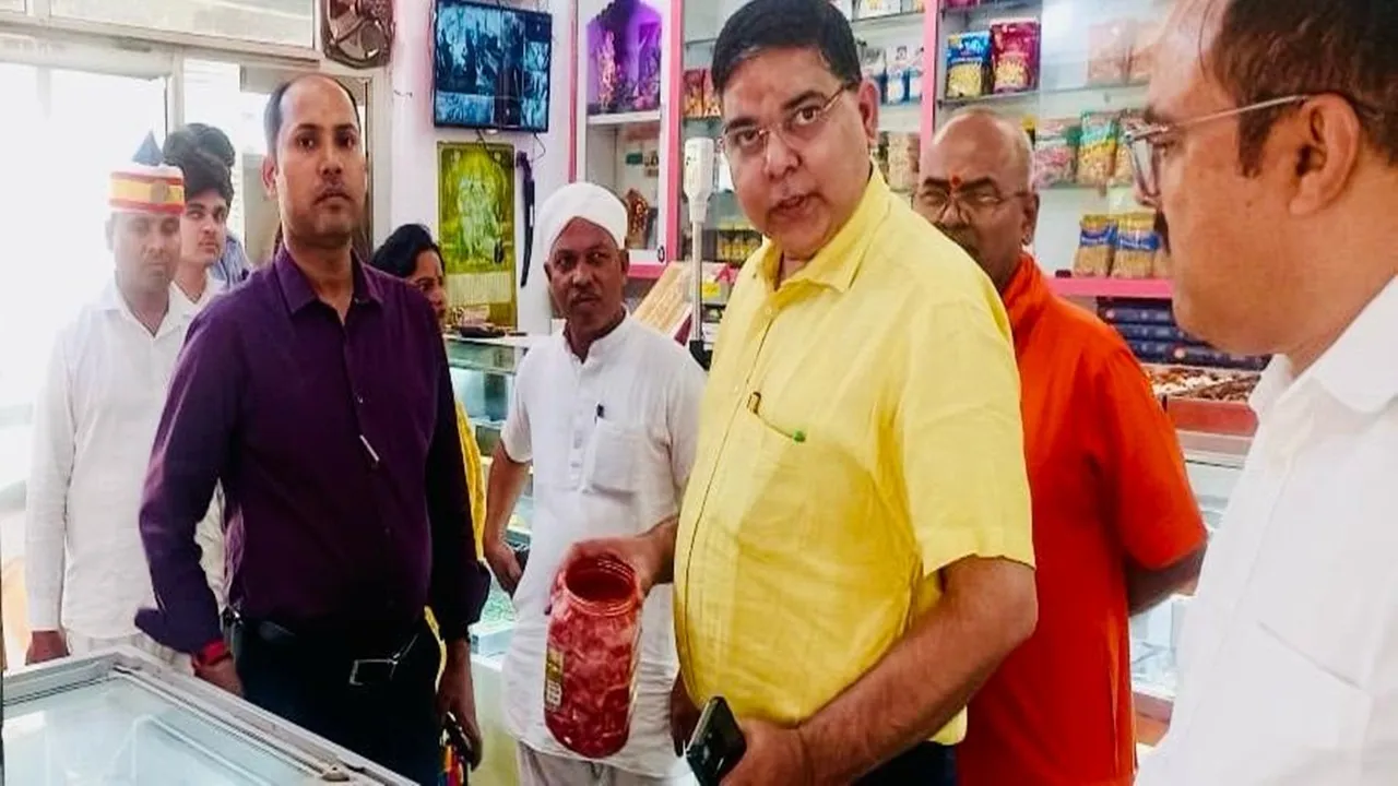 बाराबंकी : श्रीराम स्वीट्स के प्रतिष्ठान पर बड़ी कार्रवाई, 900 किलो से अधिक नकली मिठाई, पनीर व दूध कराया नष्ट