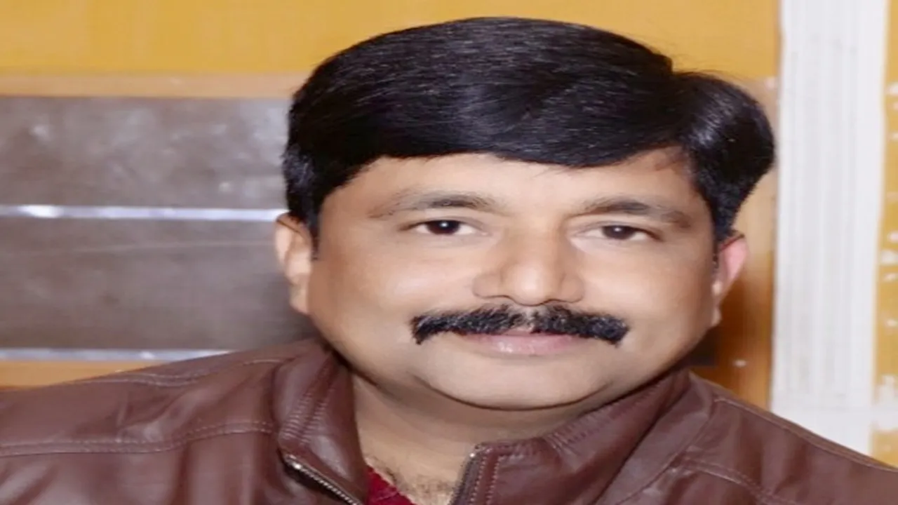 बाराबंकी : 3 वर्षों से देवा मेला मंच की पहचान बने आशीष पाठक, बिखेर रहे अल्फाजों का जादू