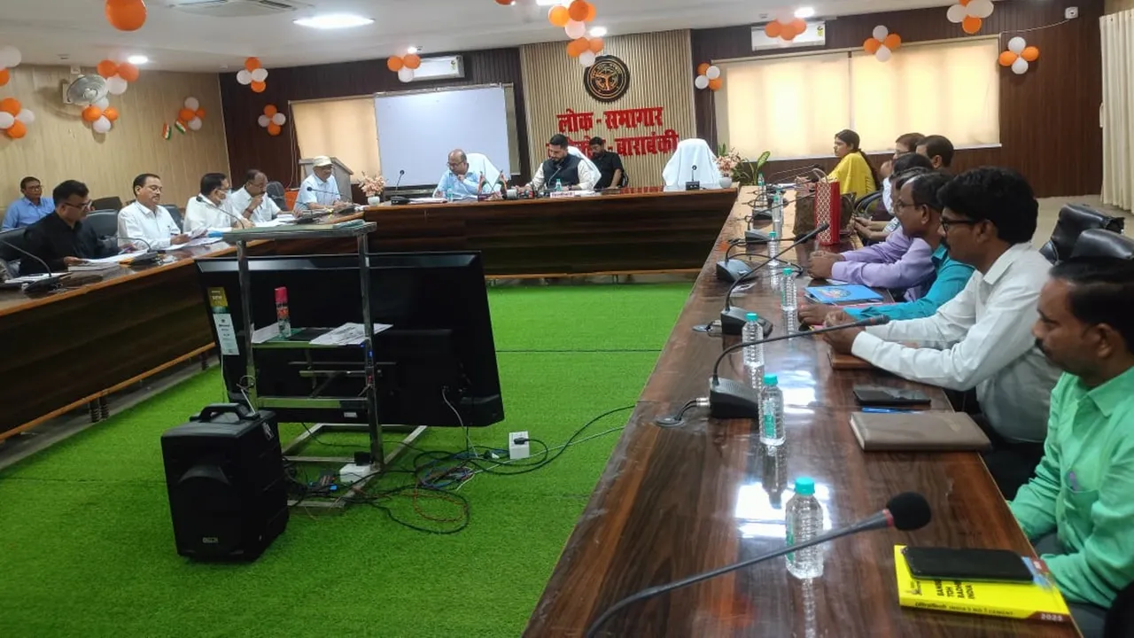 बाराबंकी : अधिकारियों के साथ डीएम ने की बैठक, कहा- चकबंदी कार्यों में लाएं तेजी, पारदर्शिता और समयबद्धता