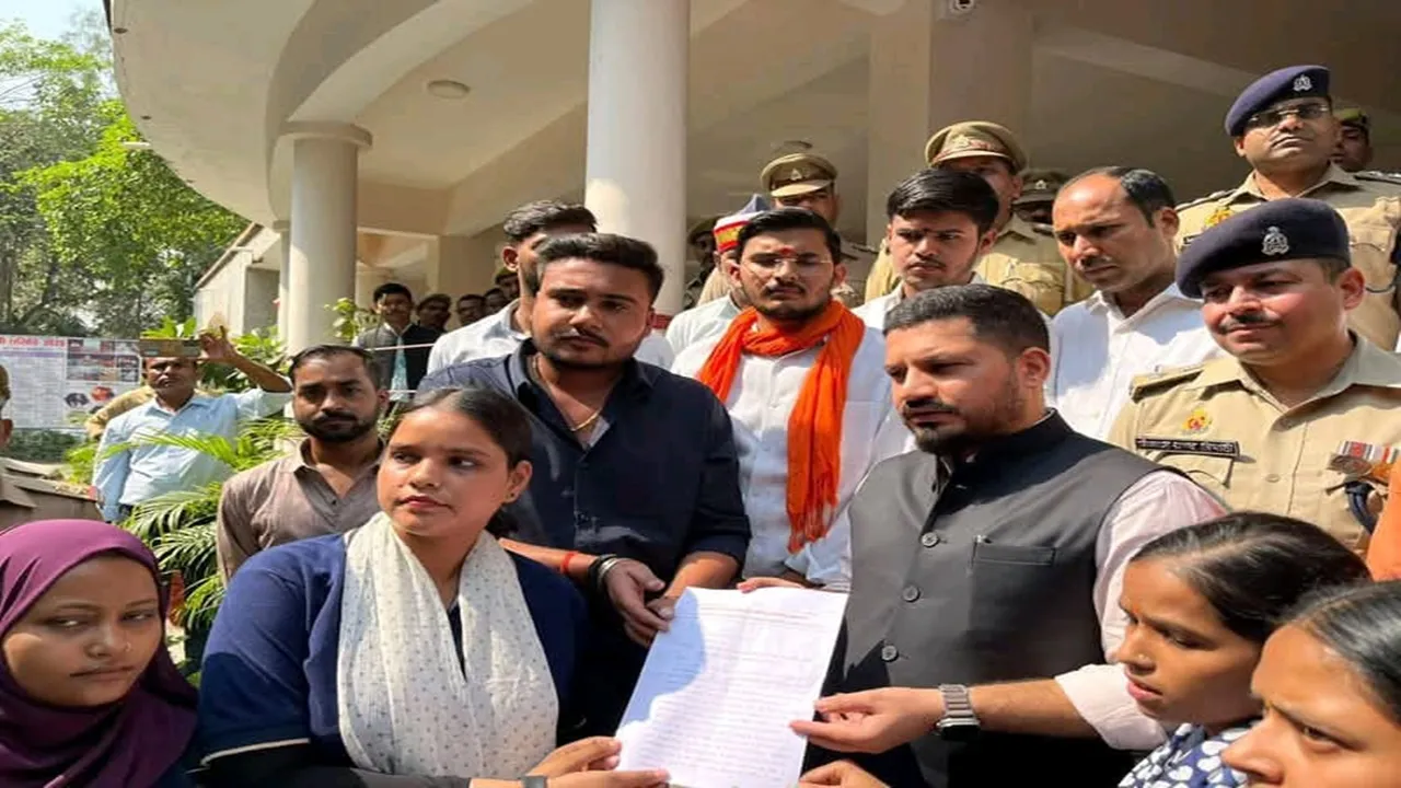 बाराबंकी : SRMU के कोर्स में पंजीकरण की गड़बड़ी, अधर में भविष्य, एबीवीपी ने डीएम को ज्ञापन देकर की शिकायत 