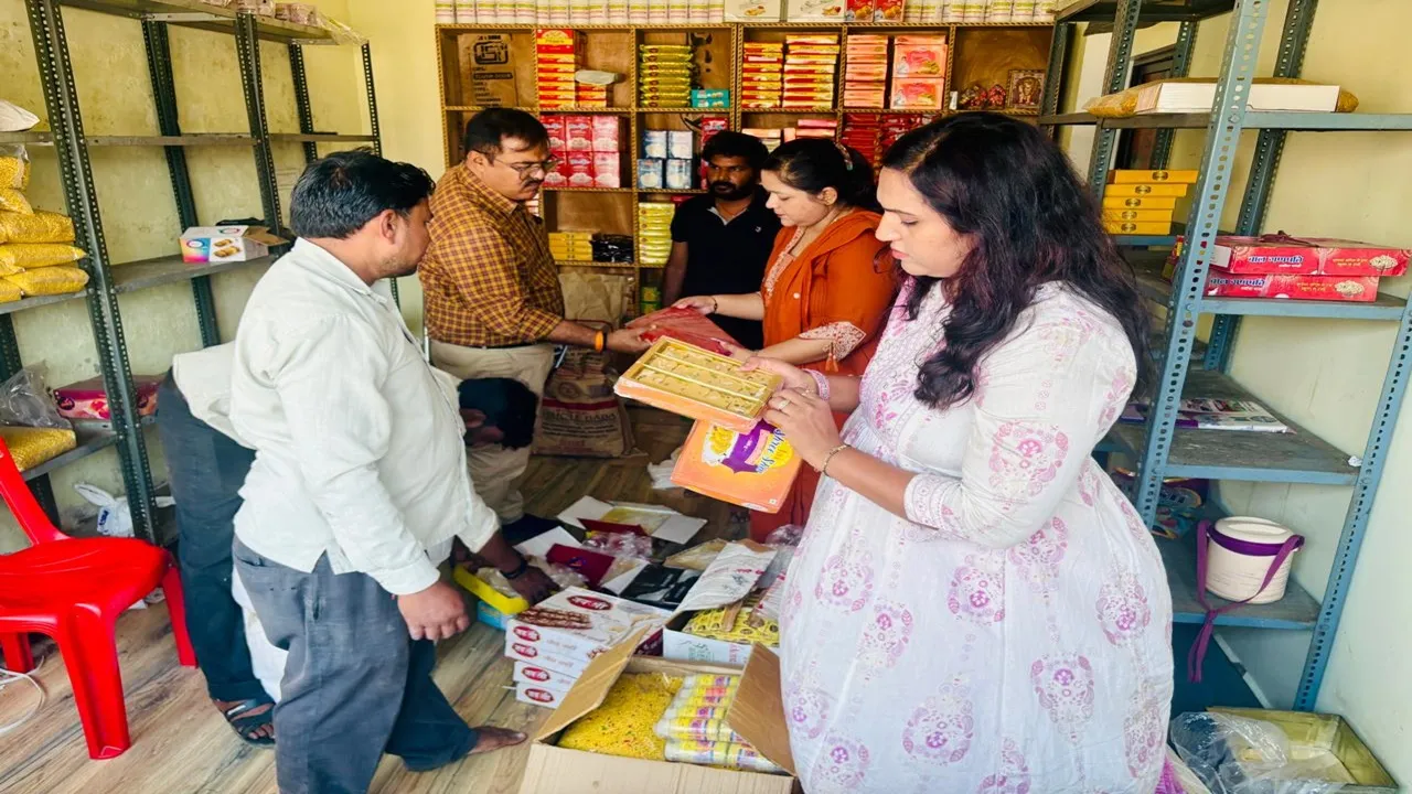 बाराबंकी में खाद्य सुरक्षा विभाग की बड़ी कार्रवाई, सवा लाख की मिठाइयां व खोया-पनीर कराया नष्ट