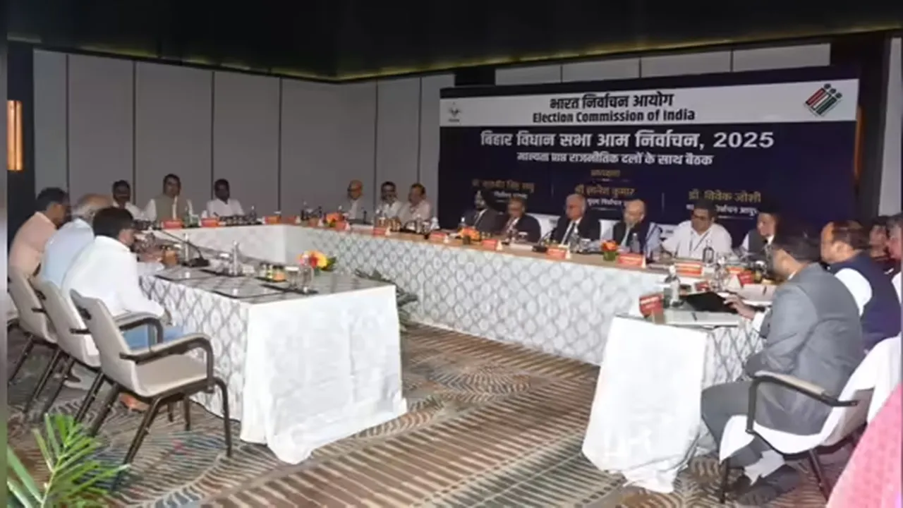 चुनाव आयोग  की बिहार में राजनीतिक दलों के साथ बैठक, भाजपा की एक या दो चरणों में चुनाव कराने की मांग 