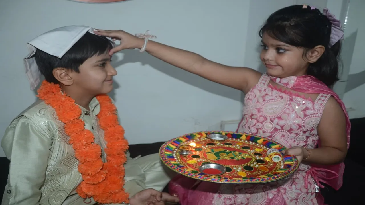 कानपुर : धूमधाम से मना भाईदूज का पर्व, भाइयों ने भी बहनों को उपहार देकर लिया आशीर्वाद