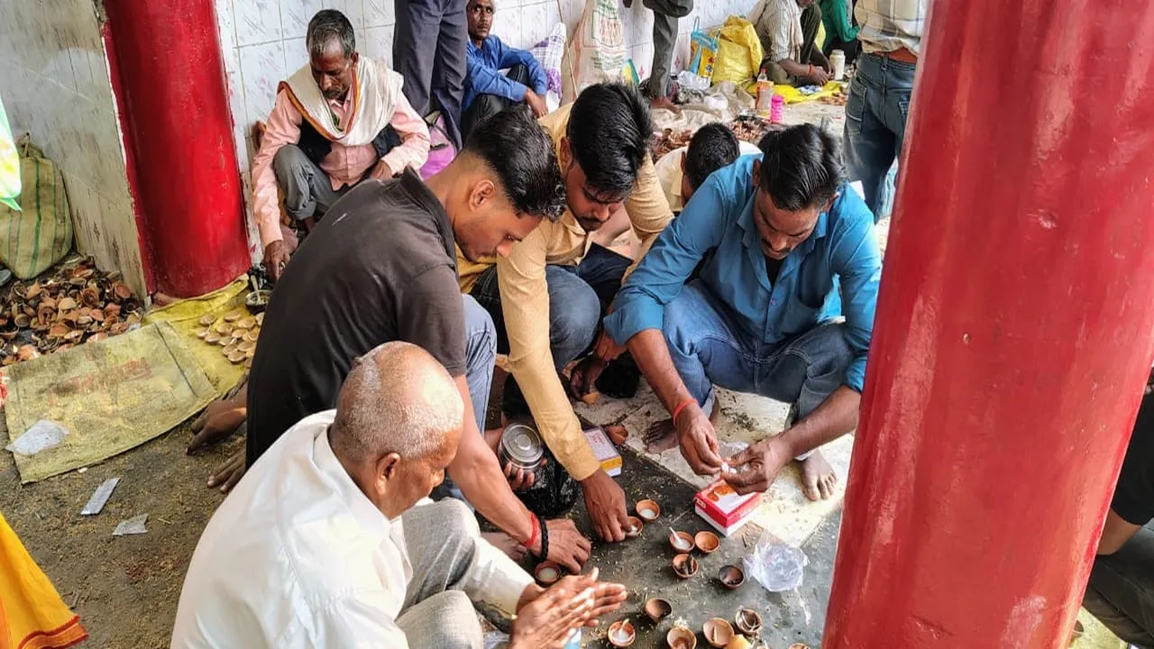 बाराबंकी : हेतमापुर में भक्ति का महासंगम, हजारों दीपों की ज्योति से नहाया धाम