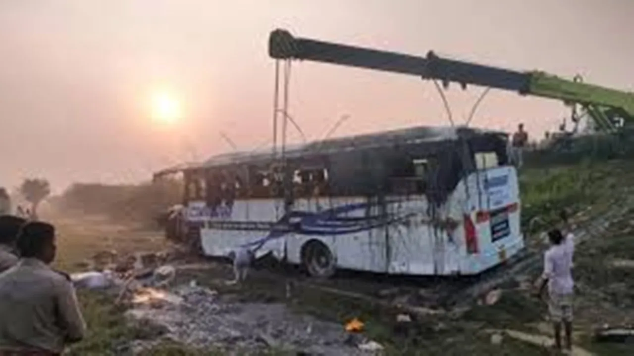 लखनऊ-आगरा एक्सप्रेसवे पर अनियंत्रित होकर पलटी बस, कई यात्री घायल