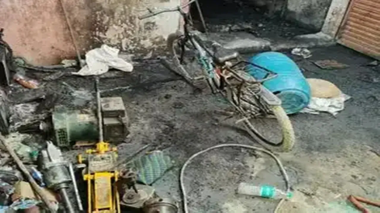 बांदा में दर्दनाक हादसा : शॉर्ट सर्किट से दुकान में लगी आग, मां-बेटी की मौत, पिता-पुत्र घायल