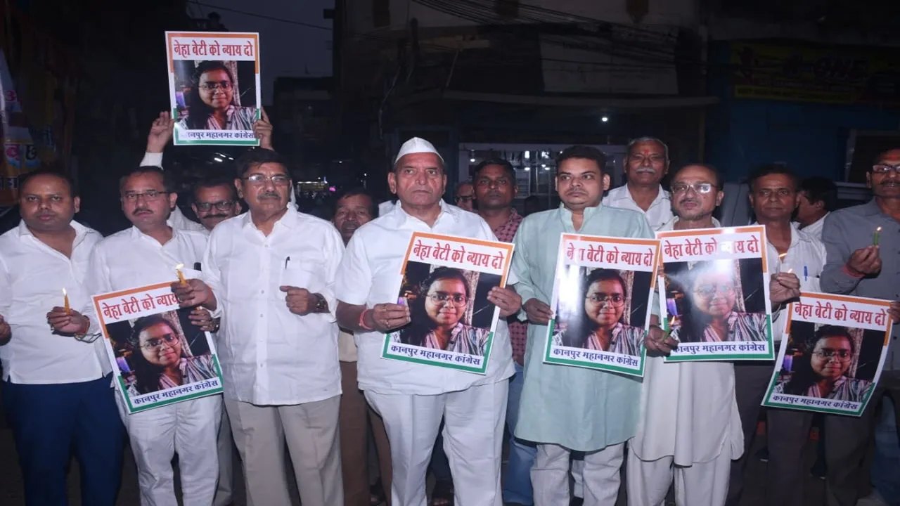 कानपुर : कांग्रेस ने स्टेनो नेहा संखवार के लिए कैंडिल जलाई, लगाई इंसाफ की गुहार  