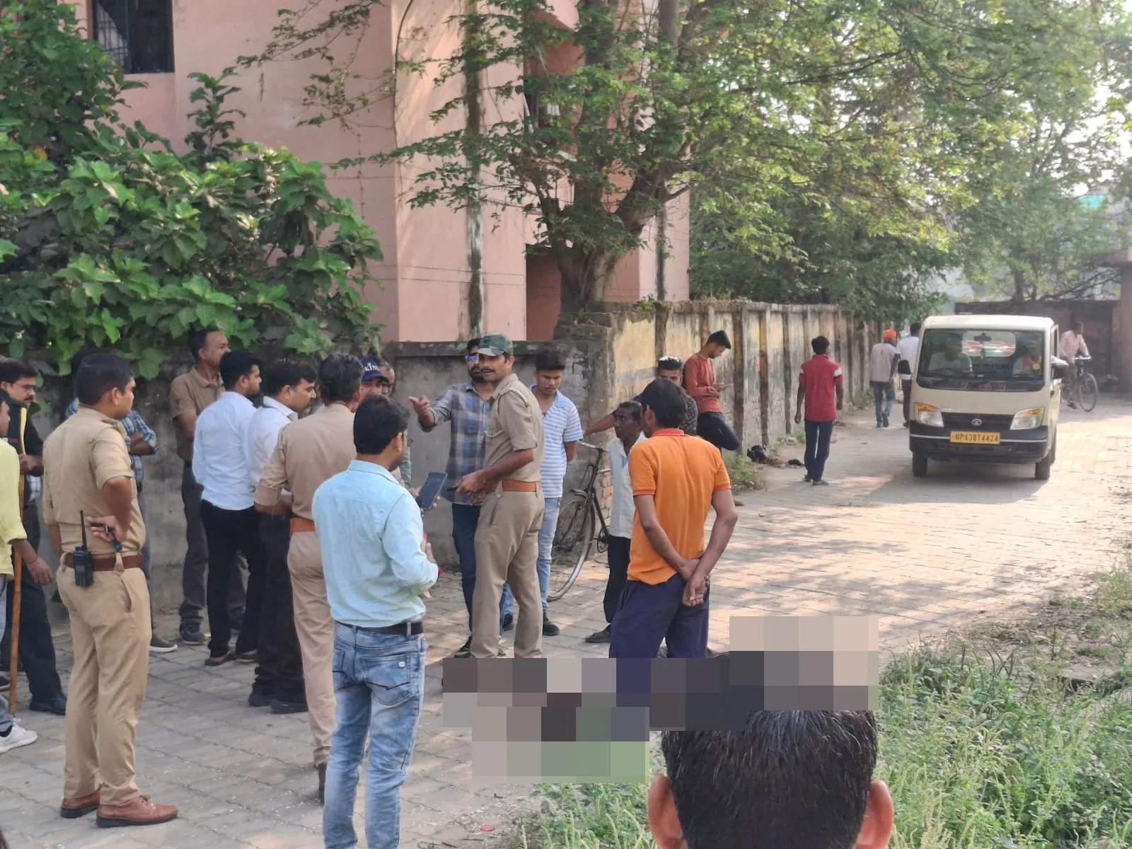 Gonda News:  हाईटेंशन लाइन से चिपका मिला बिजली मैकेनिक का शव, परिजनों में कोहराम