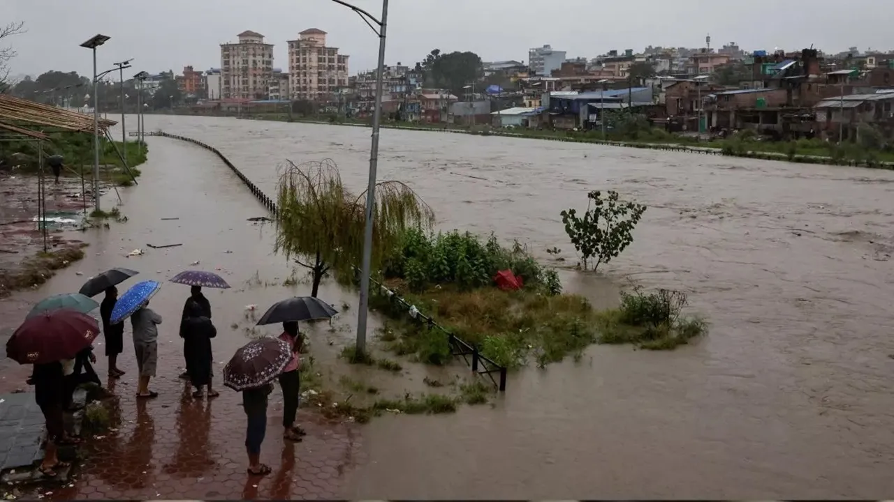 नेपाल में कुदरत का कहर : लगातार हो रही बारिश से 18 लोगों की मौत, नदियों का बढ़ा जलस्तर