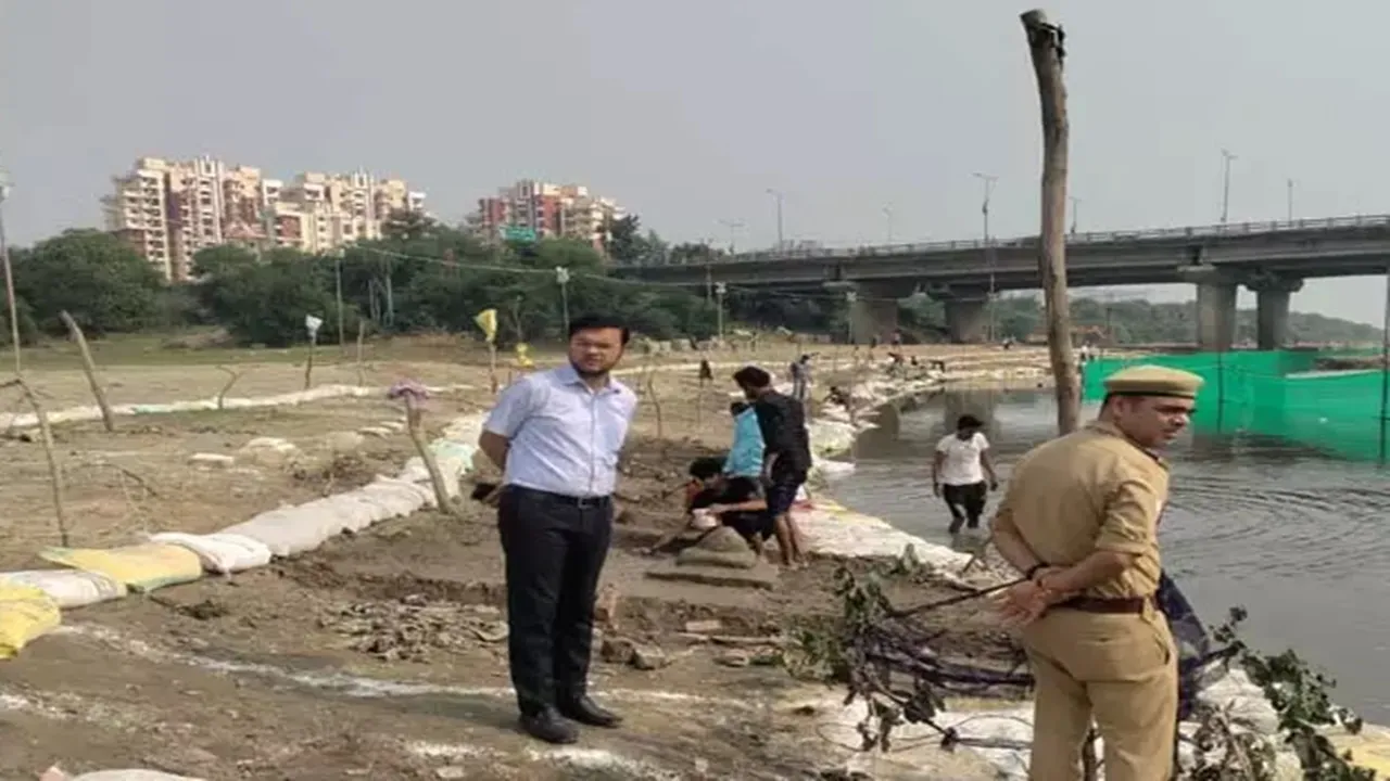 Chhath Mahaparva 2025: नगर आयुक्त ने किया छठ पर्व की तैयारियों निरीक्षण, सफाई और प्रकाश व्यवस्था के निर्देश 