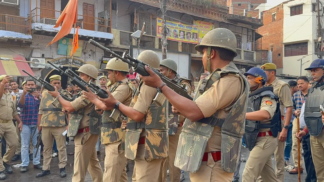 कानपुर : वाटर कैनन, लाठीचार्ज व टियर गन से बेहाल हुए उपद्रवी, अचानक फोर्स देख बंद हुईं दुकानें