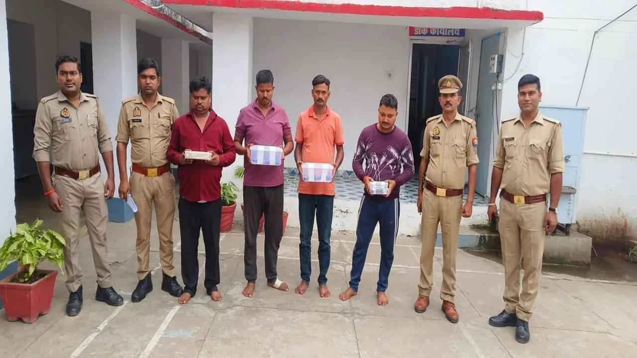 बाराबंकी पुलिस ने पांच चेन स्नैचरों को किया गिरफ्तार, नकदी असलहे बरामद