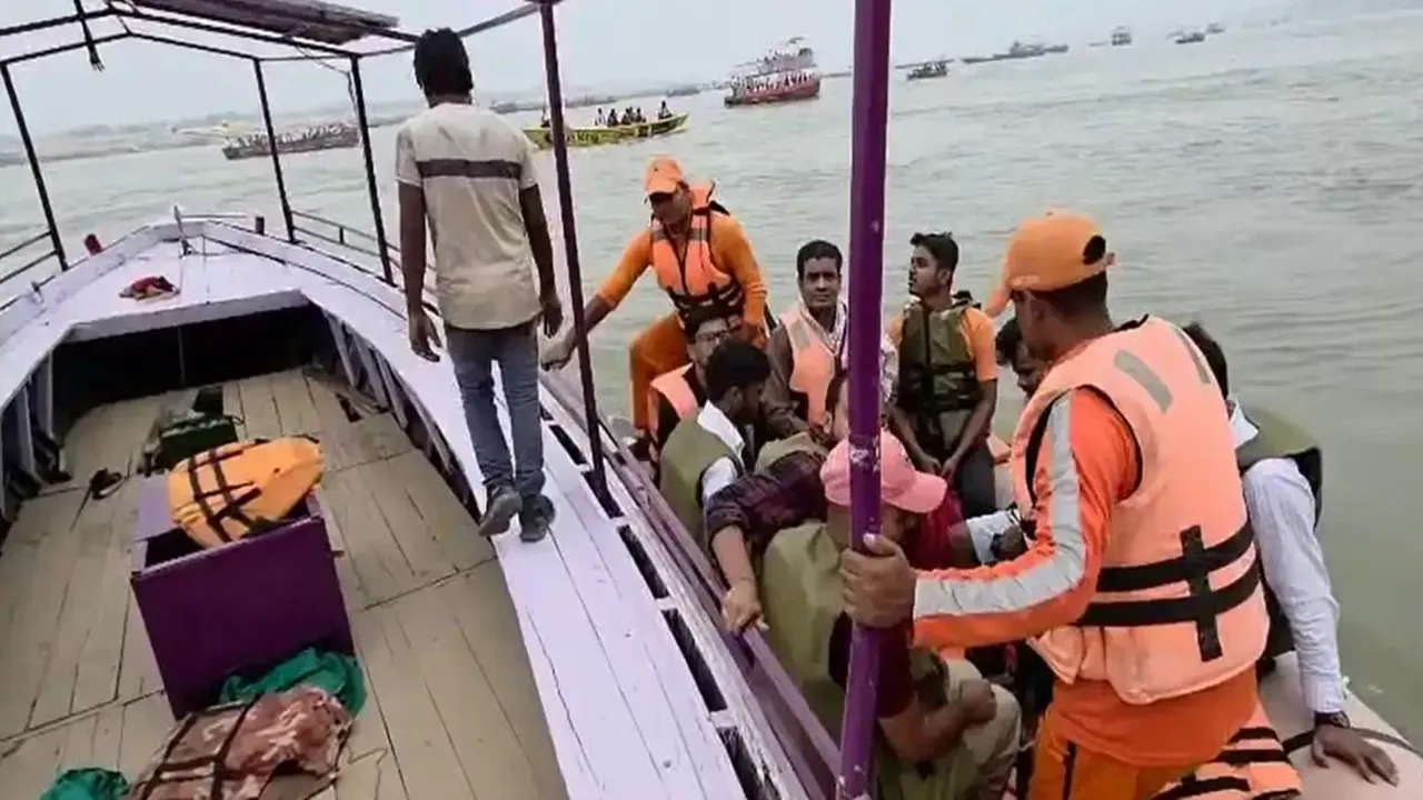 बड़ा हादसा टला : गंगा में फंसी यात्रियों से भरी नाव, NDRF ने 20 लोगों की जान बचाई
