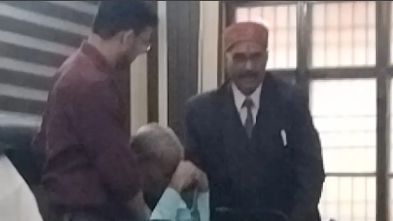 रायबरेली : चैंबर में फूट-फूटकर रोए नायब तहसीलदार, बोले- वीआरएस ले लूंगा, जानें पूरा मामला