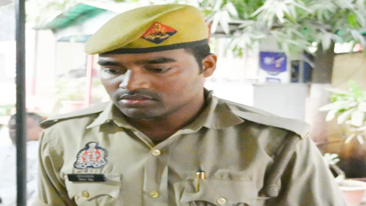 कानपुर : सिपाही ने सरेराह किया अश्लील कमेंट, युवती ने पीटा, कॉलर पकड़कर घसीटा