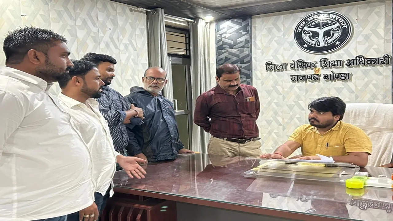 गोंडा : वेतन भुगतान में देरी पर भड़के शिक्षक, बीएसए को सौंपा ज्ञापन 