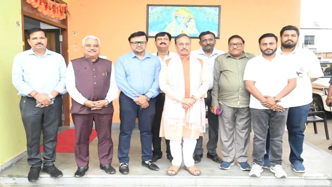 स्वदेशी उद्योग देश की आर्थिक शक्ति के प्रतीक: डॉ. दिनेश शर्मा