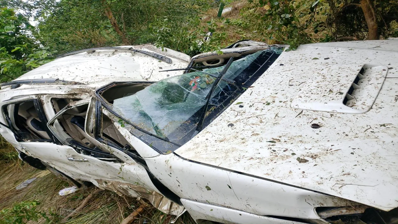 सुलतानपुर : बेकाबू कार पूर्वाचल एक्सप्रेसवे से गिरी नीचे, चालक की मौत, पांच घायल