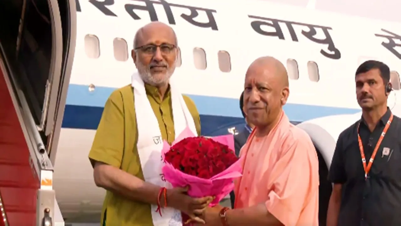 उपराष्ट्रपति राधाकृष्णन पहुंचे काशी, एयरपोर्ट पर सीएम योगी ने किया स्वागत