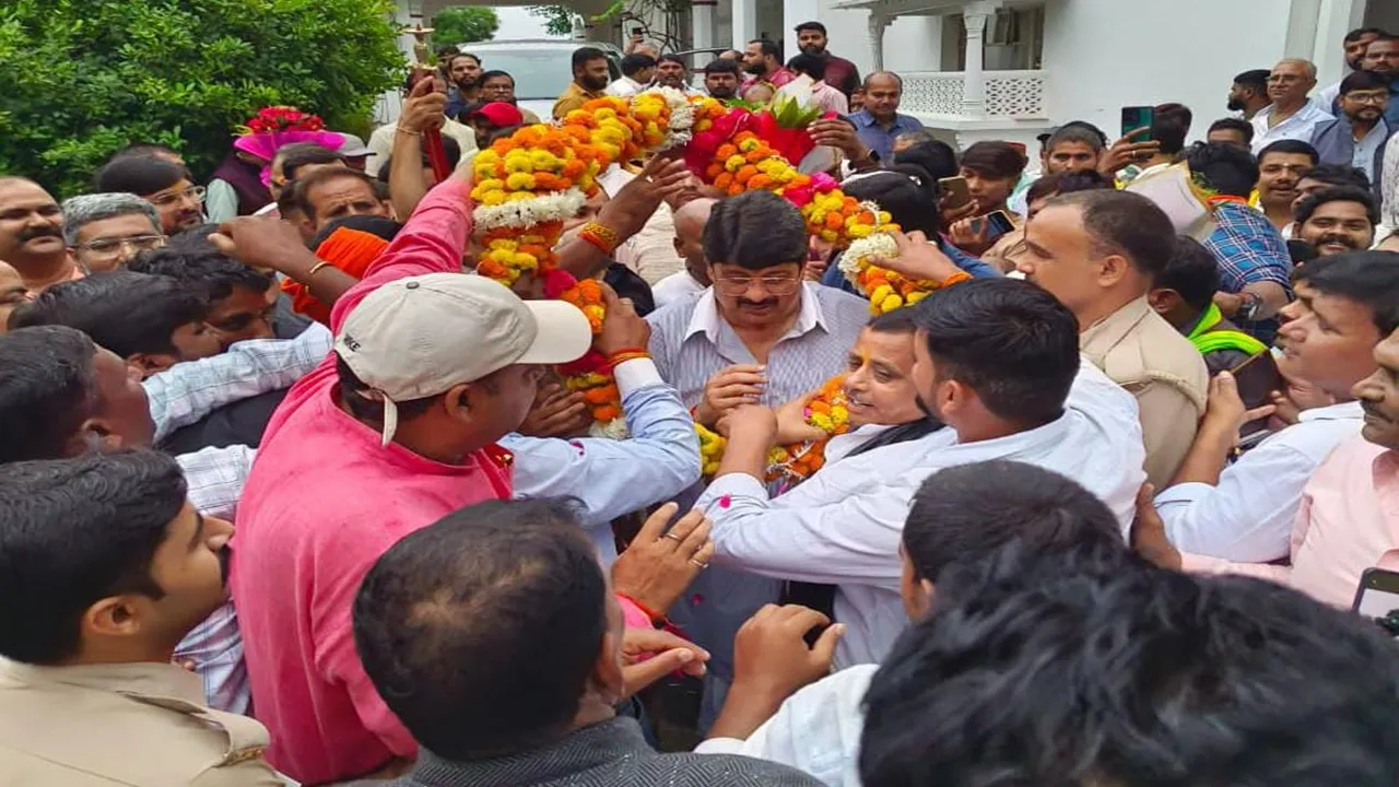 प्रतापगढ़ : जनसेवा दिवस के रूप में मना राजा भैया का जन्मदिवस, समर्थकों संग काटा केक