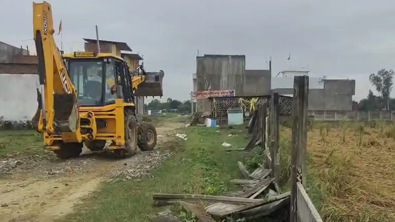 बाराबंकी : 3.53 लाख वर्गफीट भूमि पर चला बुलडोजर, जिलाधिकारी के निर्देश पर हुई कार्रवाई