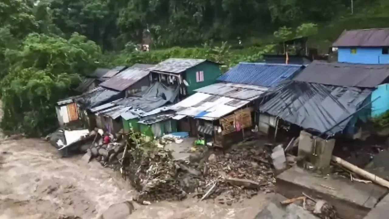Darjeeling Landslide :  दार्जिलिंग में बाढ़-भूस्खलन का कहर, 28 लोगों की मौत, कई लापता, राहत बचाव कार्य जारी