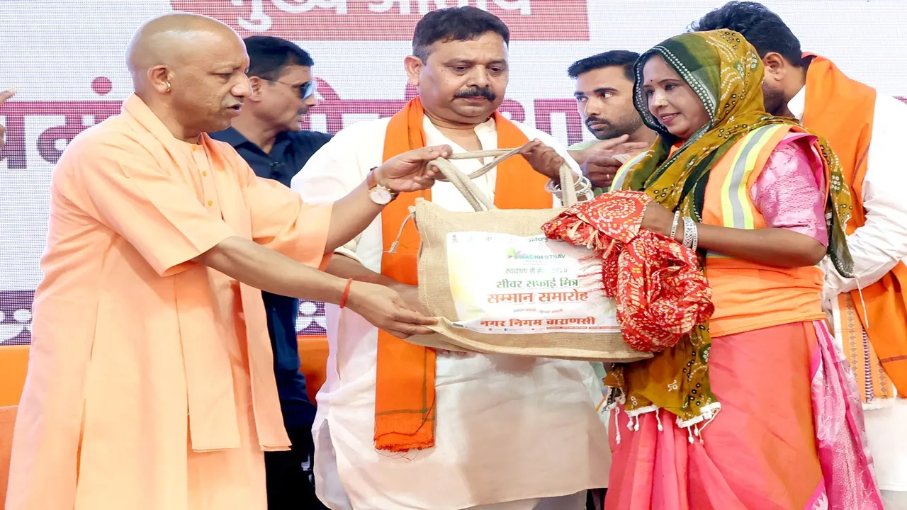 वाराणसी : वाल्मीकि जयंती की पूर्व संध्या CM योगी ने सफाईकर्मियों को किया सम्मानित, अपने हाथों से परोसा भोजन 