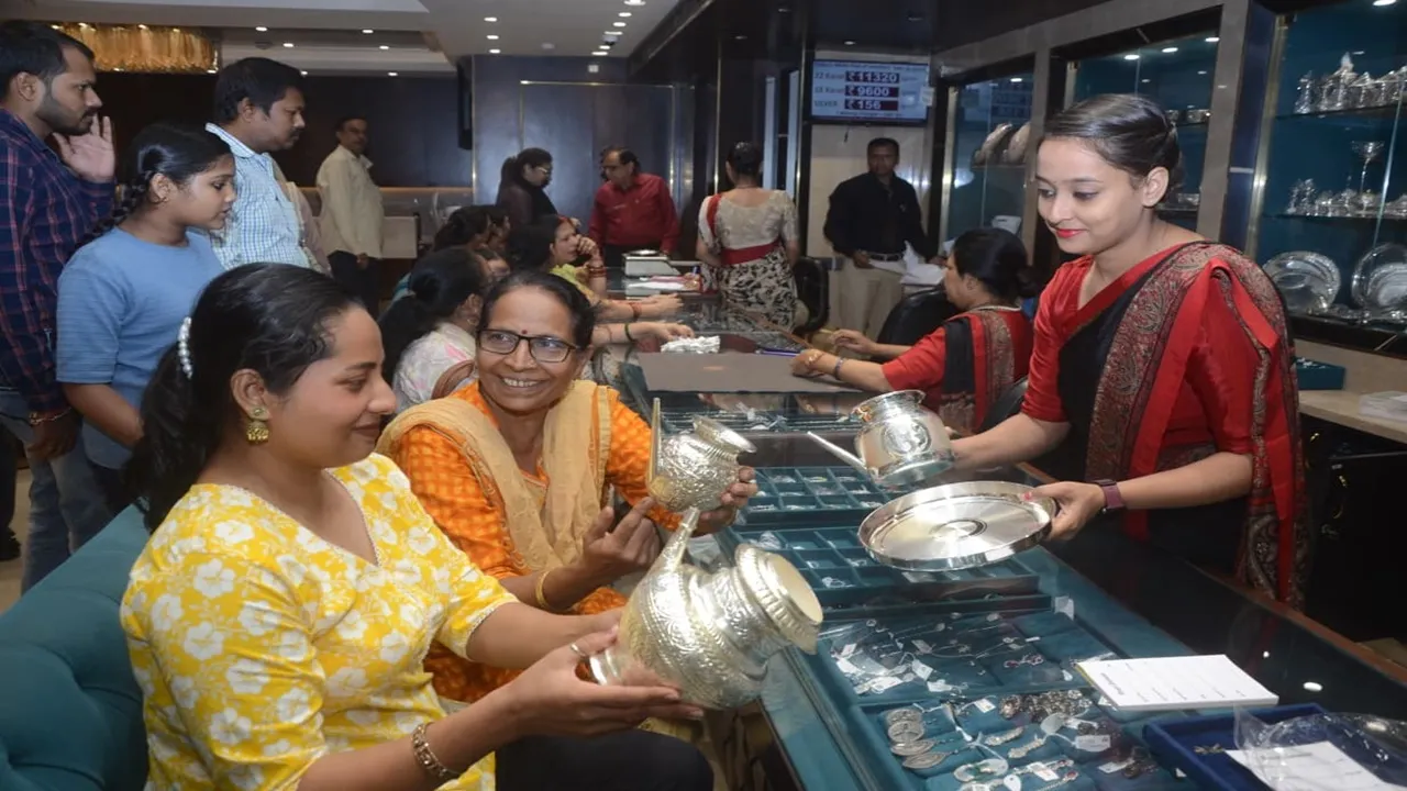 कानपुर : करवाचौथ पर मार्केट में आई हल्की ज्वेलरी, अपने बजट में कम वजन की ज्वेलरी खरीदने का रुझान