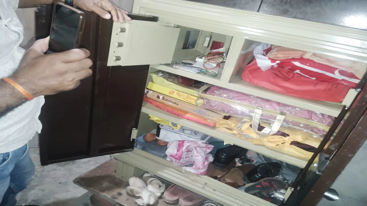 बाराबंकी : सगे भाईयों समेत तीन घरों में लाखों की नकदी, जेवर चोरी