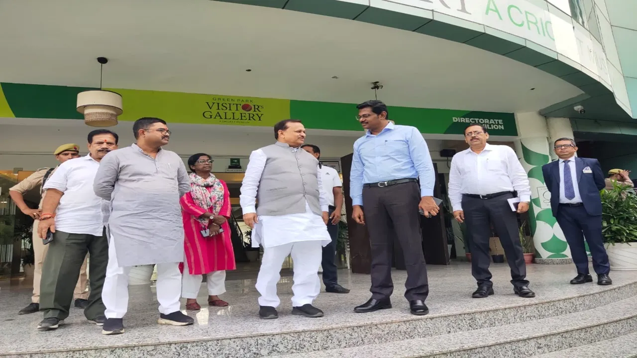 कानपुर : सांसद रमेश अवस्थी ने मंडलायुक्त के साथ किया ग्रीनपार्क का निरीक्षण, दर्शक दीर्घा की क्षमता 50,000 होगी  