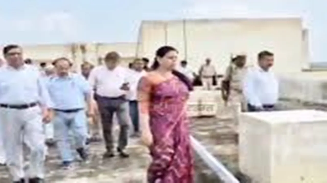 देवरिया में शव मिलने के बाद जिला प्रशासन ने पानी की टंकी को कराया सील 