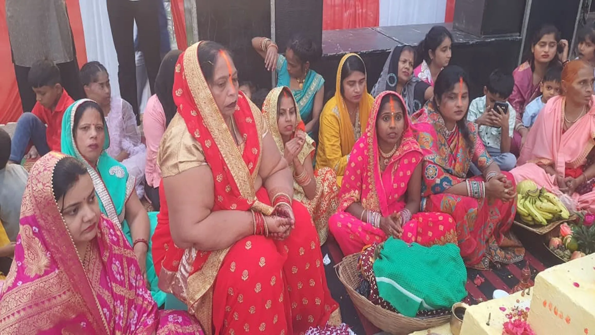UP: कांच ही बांस के बहंगिया, बहंगी लचकत जाय...छठ व्रती महिलाओं ने अस्ताचलगामी सूर्य को दिया अर्घ्य