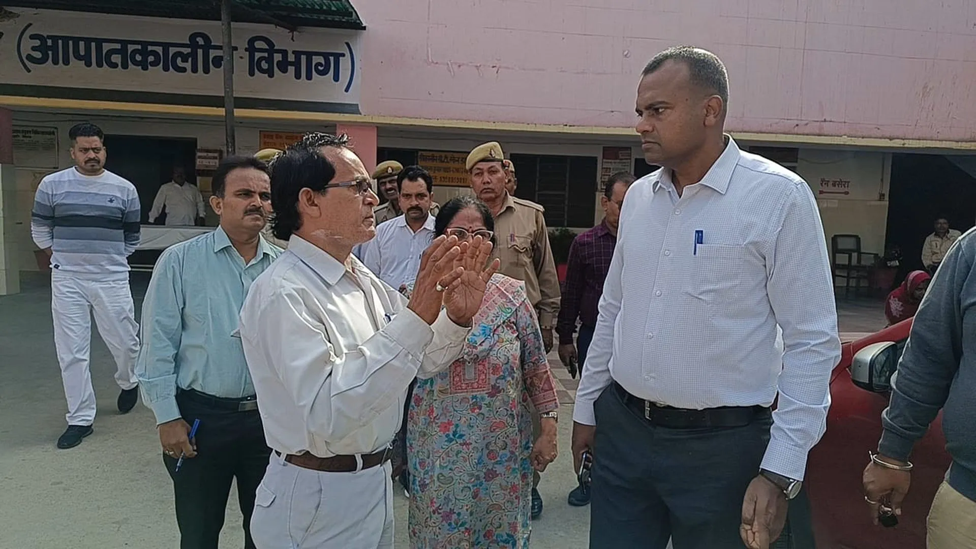 औचक निरीक्षण: जिला अस्पताल पहुंचे मंडलायुक्त गंदगी देख भड़के...जर्जर भवन की मरम्मत का दिया आदेश