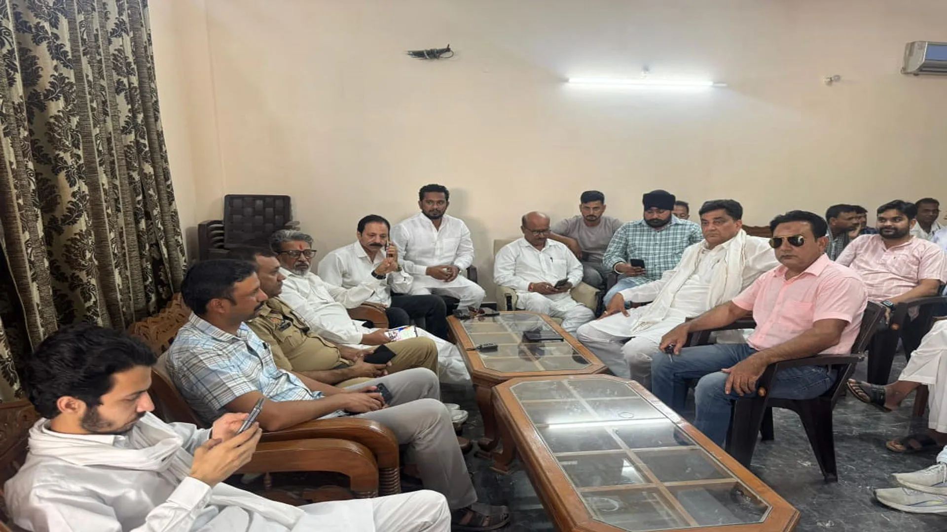 UP : कांग्रेस के पूर्व राष्ट्रीय सचिव समेत कई कांग्रेसियों को किया गया नजरबंद