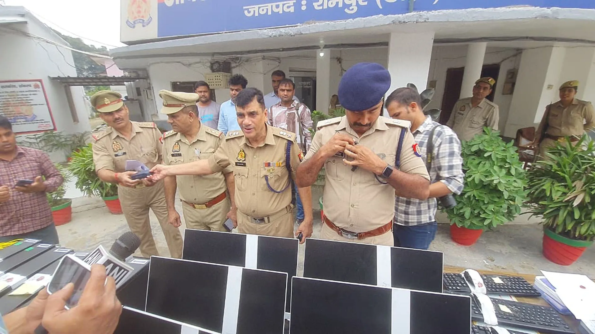 Rampur: बिहार, उत्तराखंड निवासी सहित आठ साइबर ठग गिरफ्तार