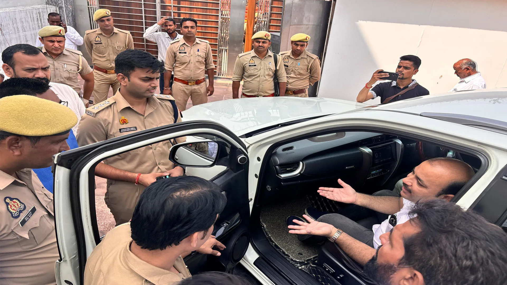 UP : बरेली जा रहे पूर्व सांसद दानिश अली घर में नजरबंद, अधिकारियों से हुई नोकझोंक