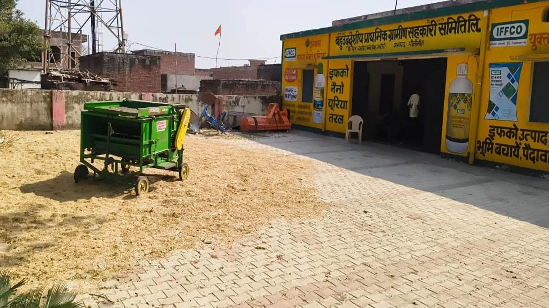 पीलीभीत: ये कैसी धान खरीद! क्रय केंद्र से बैनर गायब, कमरे में रखा तराजू...लौटाए किसान 